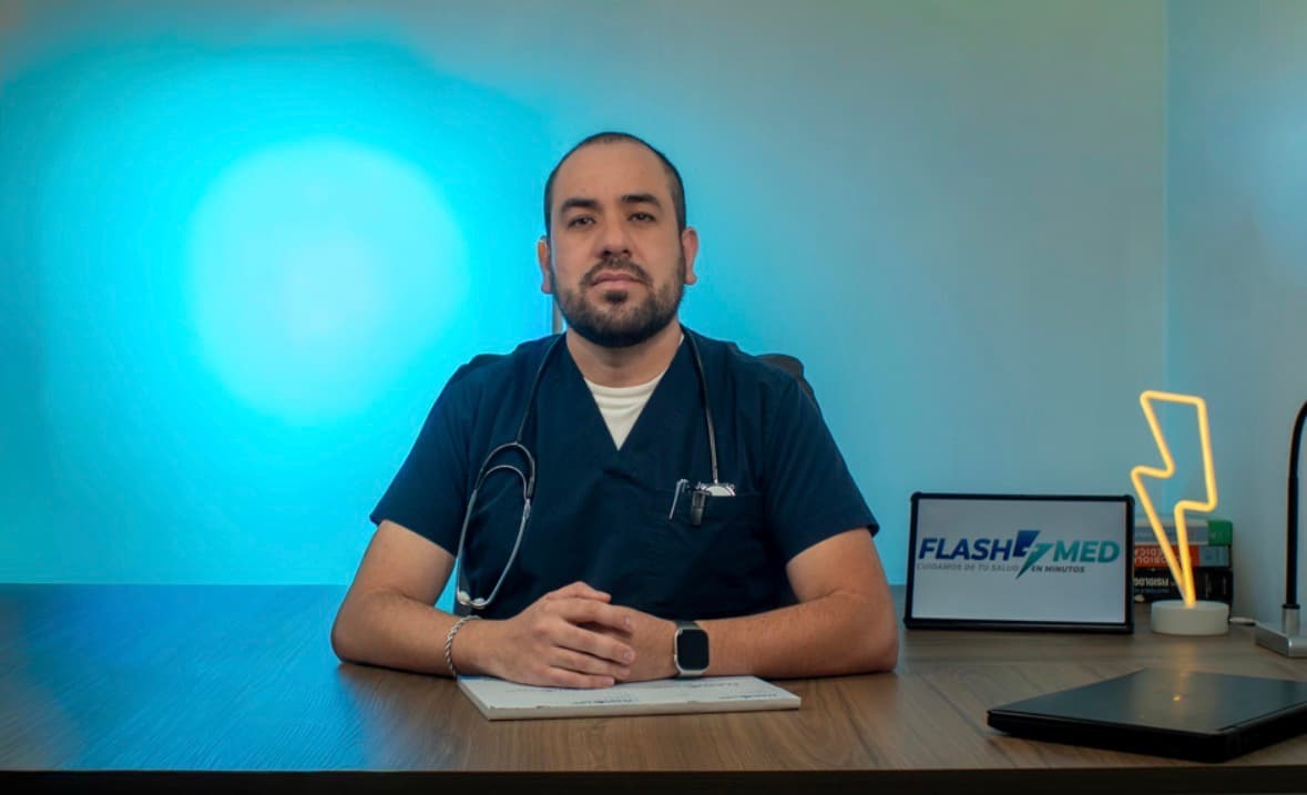 Doctor de FlashMed listo para una consulta médica a domicilio en Quito