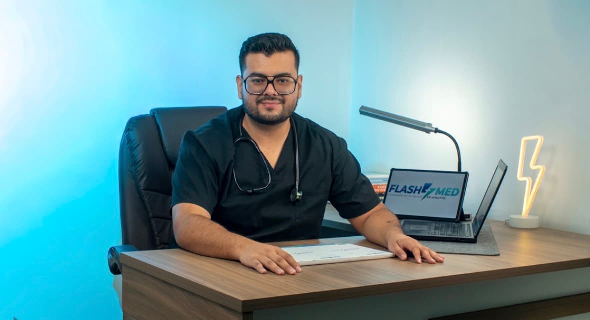 Especialista de FlashMed listo para estudios de cardiología a domicilio en Quito